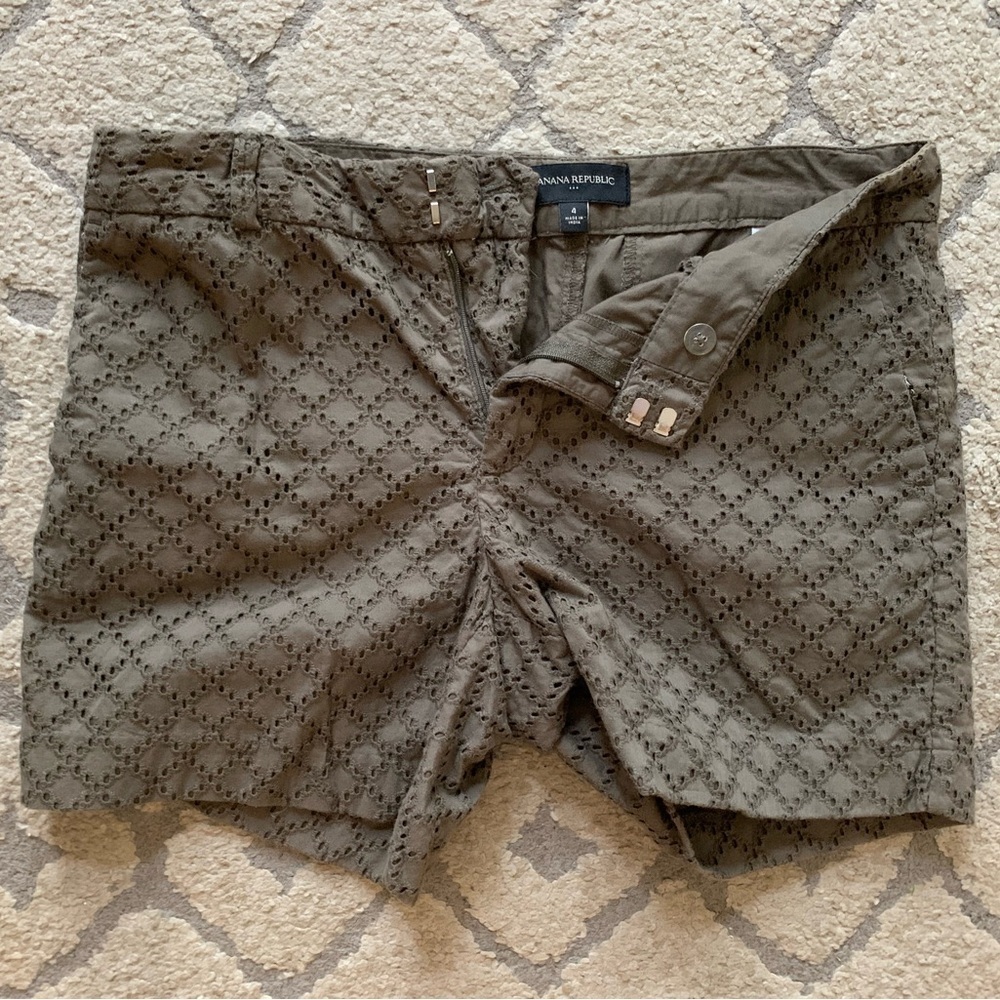 Banana Republic Womenโs Olive Green Shorts